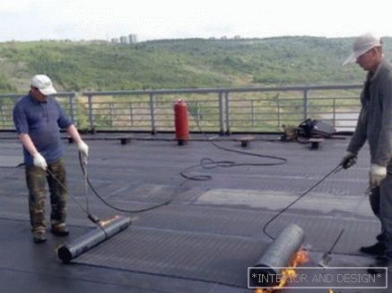 Comment poser un matériau de toiture sur le toit