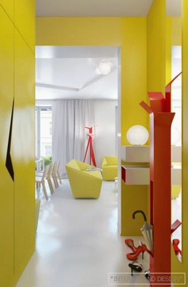 Conception de couloir jaune dans un petit couloir