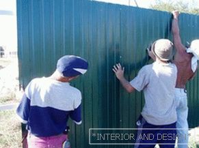 Installation de profilé métallique pour la clôture