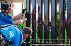 Installation d'une clôture métallique