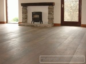 Revêtement de sol à l'intérieur d'un grand salon avec cheminée