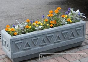 Pots de fleurs en béton pour des couleurs extérieures.